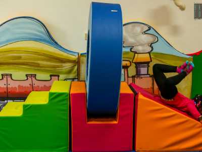 ...e infine facciamo un salto nell�aula di psicomotricit�. Qui Anabia � alle prese con lo scivolo...